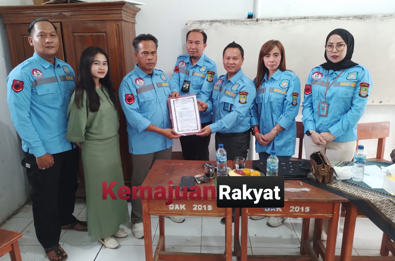 Ketua Ganna Kabupaten Bekasi Memberikan Sk Kepada Pengurus Dpc Cikarang